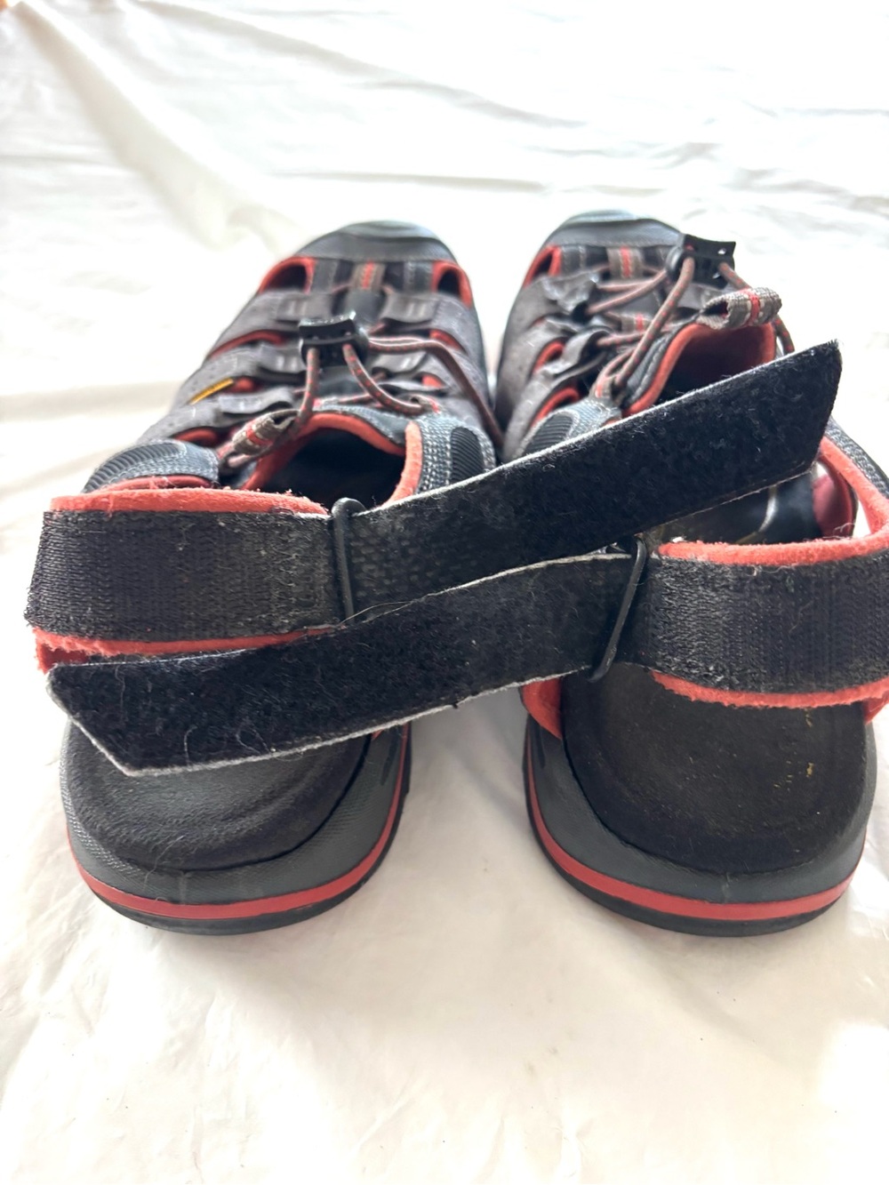KEEN Gray Red Rialto ll Waterproof Hiking Sandals SZ 10.5 Worn 1X - Picture 6 of 15